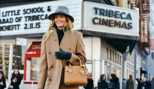 关晓彤军大衣裹羽绒服,正确的过冬穿法到底是怎样的?