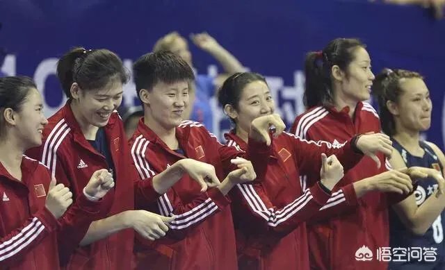 北仑站女排最后一战，大美女姚笛在场下捂嘴偷笑，朱婷还手舞足蹈的发生了什么？