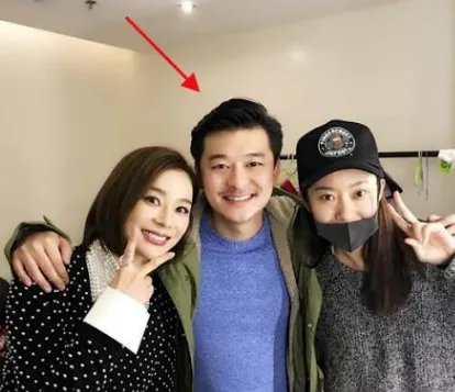 他苦追袁姗姗四年，后与王鸥订婚，还是杨幂同学，他究竟是谁？