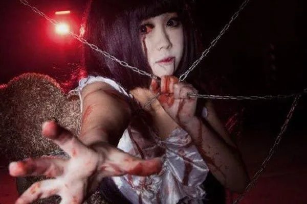 妹妹背着洋娃娃歌词故事 为什么会变得那么恐怖难过