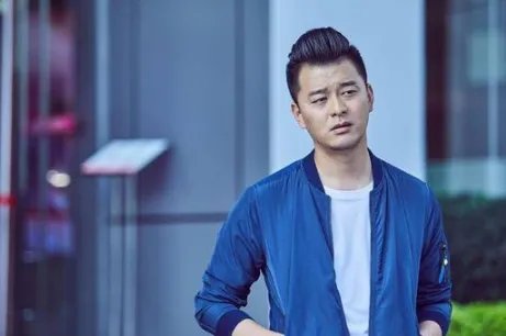 他苦追袁姗姗四年，后与王鸥订婚，还是杨幂同学，他究竟是谁？