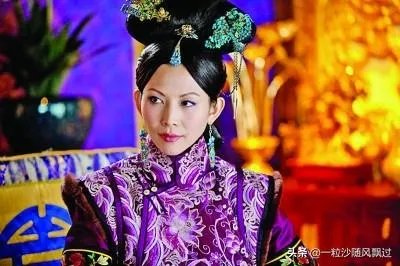 蔡少芬挺孕肚跟张晋回老家，为何46岁高龄拼生三胎？