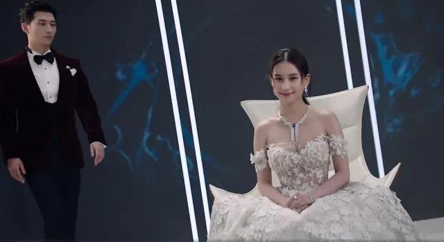 刘嘉玲曝何超莲早已秘婚“很出名的男演员”!会是窦骁吗?