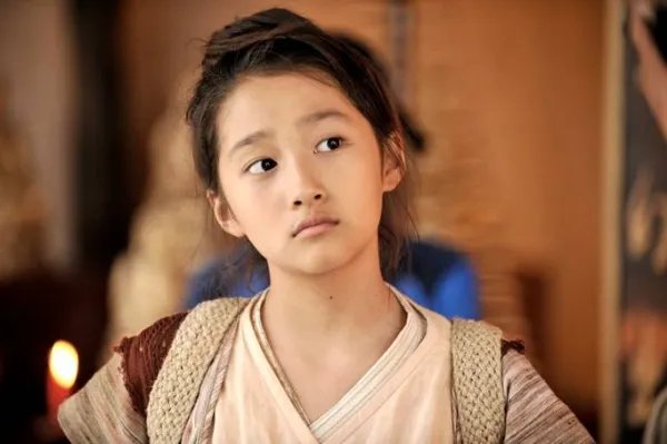 关晓彤微博晒抱猫咪合影自拍,你是否觉得她已经从国民女儿的定位中走出?