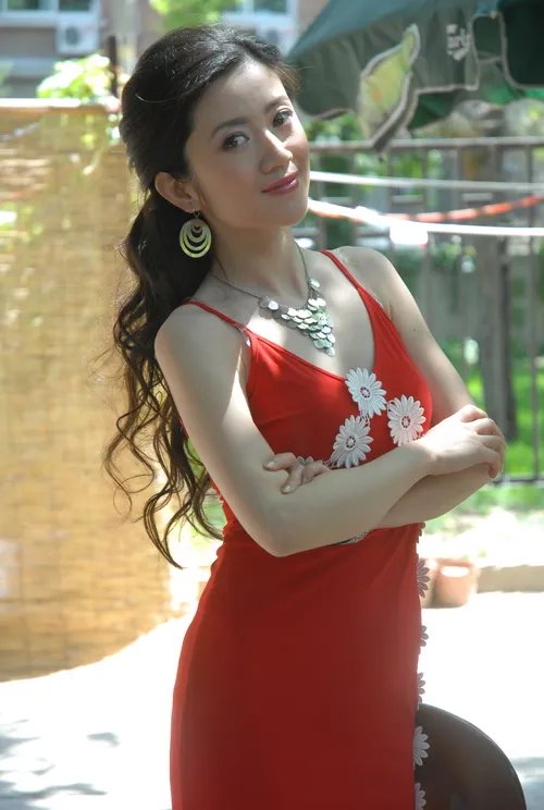 央视中国文艺刀郎专辑女嘉宾滕冰的资料有谁知道，介绍一下，谢谢