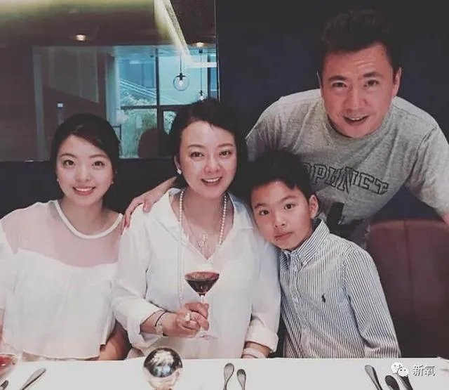 王中磊闺女晒长腿照，娱乐圈大佬们的千金都长什么样？