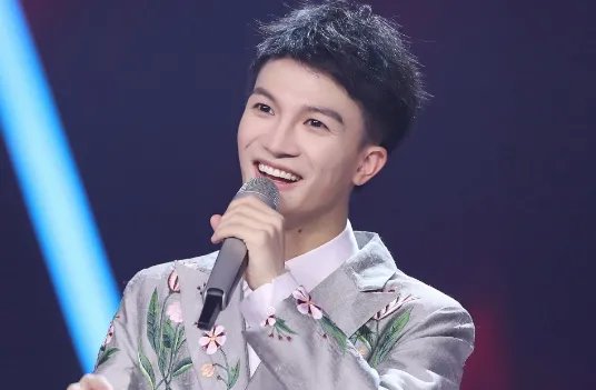 周深为保护嗓子,不吃土豆丝、米饭剪掉两头尖,和郭德纲有啥关系?