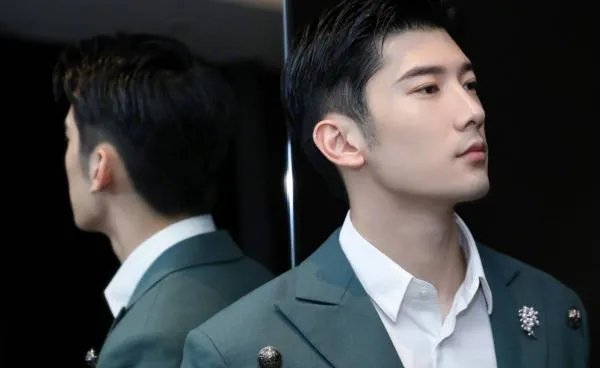 刘芮麟和女粉丝聊天，你能接受自己的男友跟别的女生聊天么？