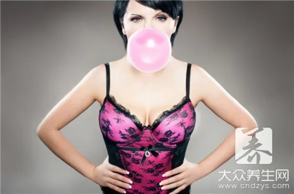 鞋底踩了口香糖怎么办