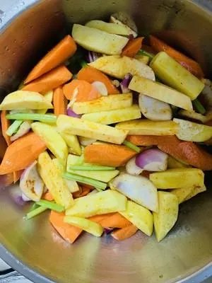 懒人版三汁焖锅怎么样做味道鲜美，上桌非常受欢迎？