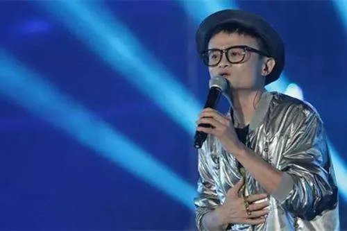 马云唱歌五音不全，为何却能和王菲一起同台唱歌？