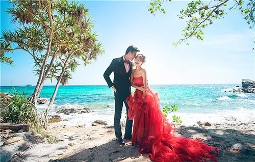 海边拍婚纱照多少钱 沙滩拍摄婚纱照需要注意什么