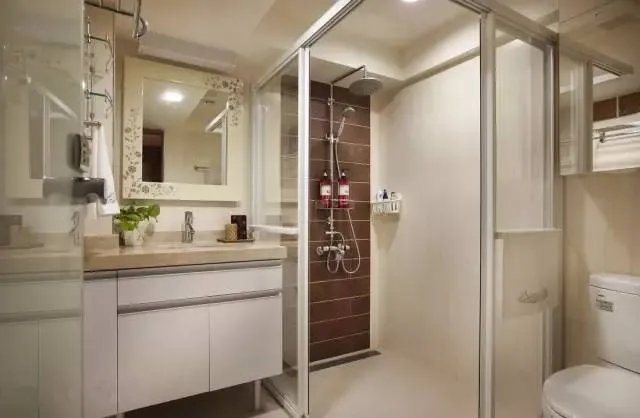 装推拉门的浴室，美观又好用！