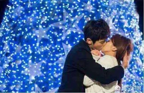 电影、电视剧拍吻戏时，发生过哪些令人尴尬的事？