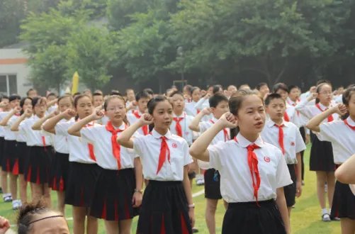 少先队员十知道要不要背红领巾的系法？