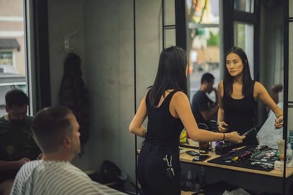 梦见自己剪自己的头发什么意思 梦见自己剪自己的头发预示什么