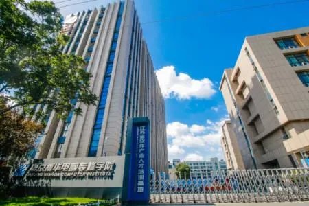 初中毕业女生热门专业？