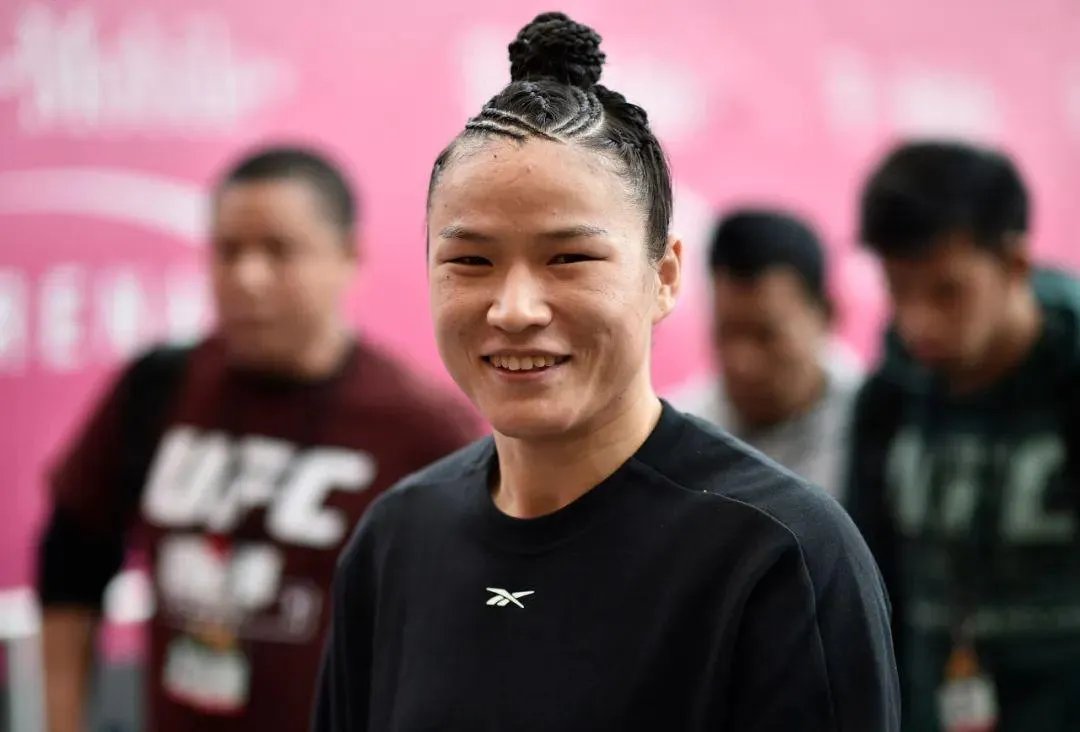 张伟丽赛后首次直播当场落泪，究竟咋回事？