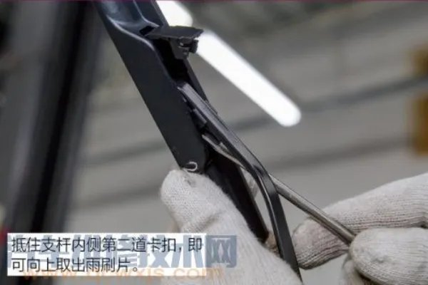 雨刷器怎么更换（图解） 雨刷器更换教程
