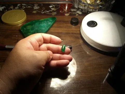 图解价值千万的翡翠毛料切片过程