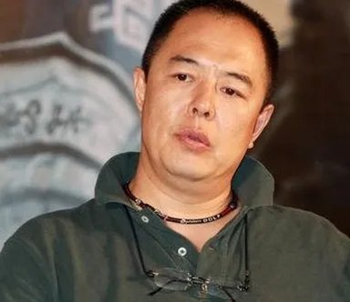 张铁林在回应国籍问题时,自相矛盾遭网友质疑,这么解释可以吗?