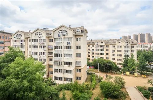 楼房漏雨归物业管理吗?