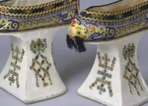 清朝妃子为什么要穿花盆底鞋 这鞋子有什么作用