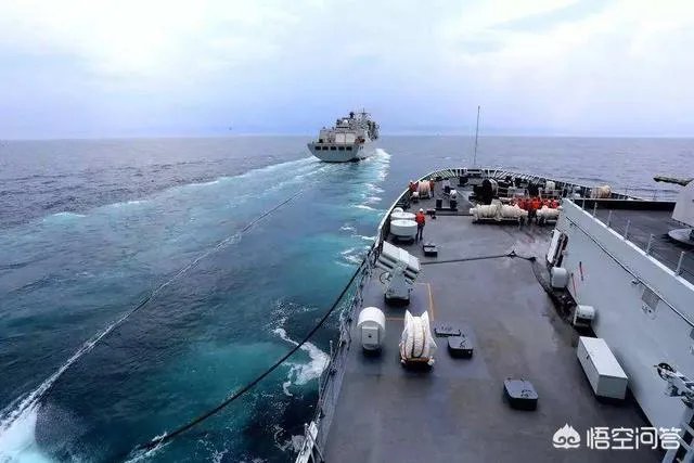 在辽宁舰的编队中，“呼伦湖”号补给舰有什么作用？