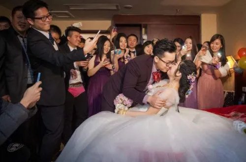 结婚伴郎伴娘有什么讲究 当伴郎会和伴娘亲密接触吗