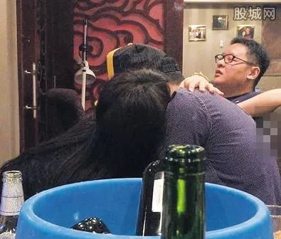 庄家彬瞧不上汤珈铖 与众美女左拥右抱享艳福