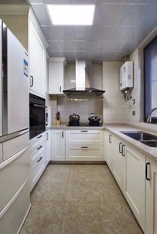 把油烟机藏进吊柜里，小户型的厨房看起来更加整洁大方