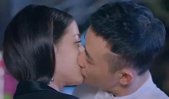 电影、电视剧拍吻戏时，发生过哪些令人尴尬的事？