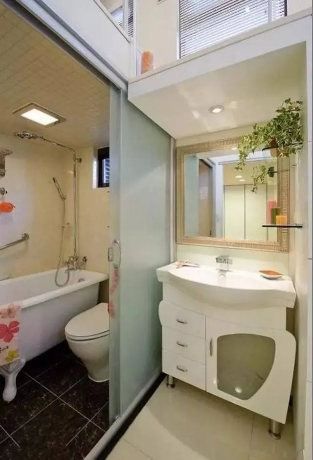 装推拉门的浴室，美观又好用！