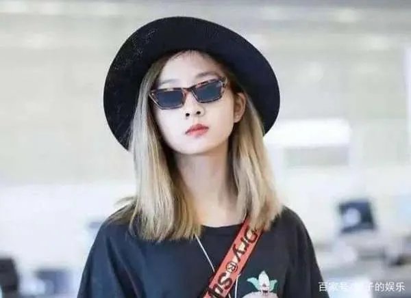 14岁黄多多出新照片，摄像机位置惹争议，你觉得妥不妥？