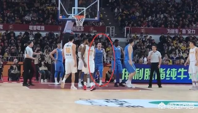 首钢和山西男篮的常规赛中，林书豪被外援富兰克林所撞到，翟晓川上前出头，你怎么看？