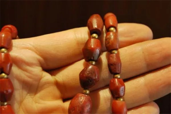 鸡肝玛瑙怎么鉴别真假 鸡肝玛瑙真假对比