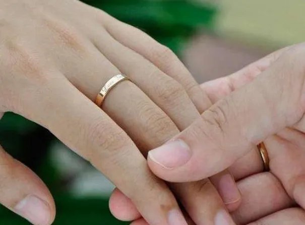 为什么好多人把钻戒戴在中指 女人戒指正确戴法