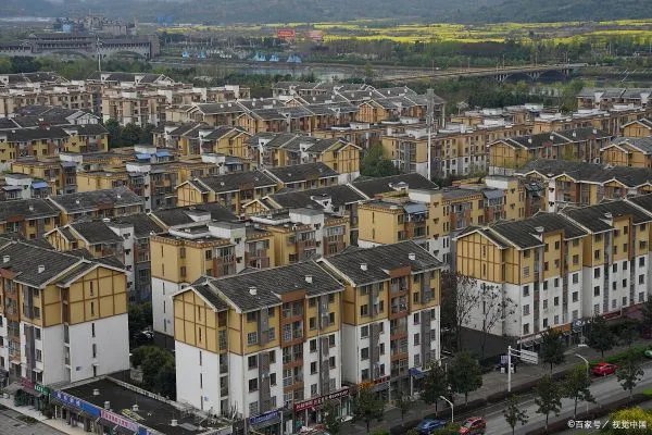 为什么一些落后的县城房价高甚至比所属城市房价还高？