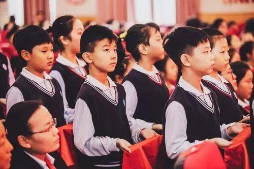 少先队员十知道要不要背红领巾的系法？