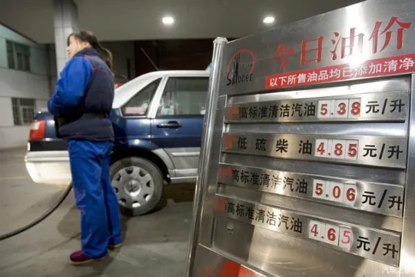 明晚，国内油价下调！迎180天来最大降幅，加满一箱可以省这么多