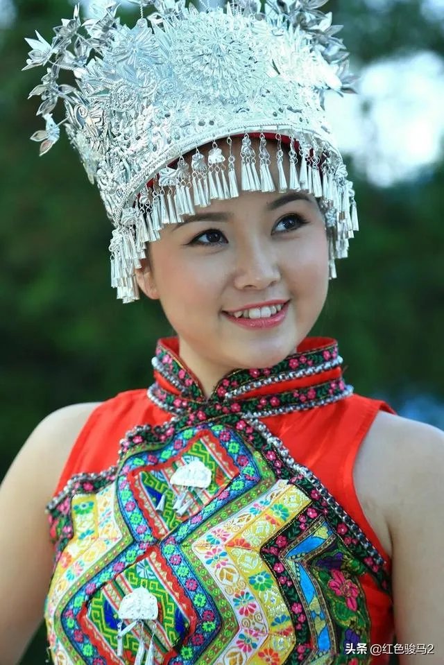 什么颜色百搭什么颜色显得奢华？