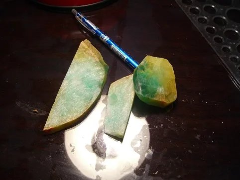 图解价值千万的翡翠毛料切片过程