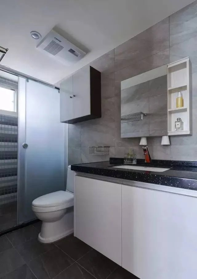 装推拉门的浴室，美观又好用！