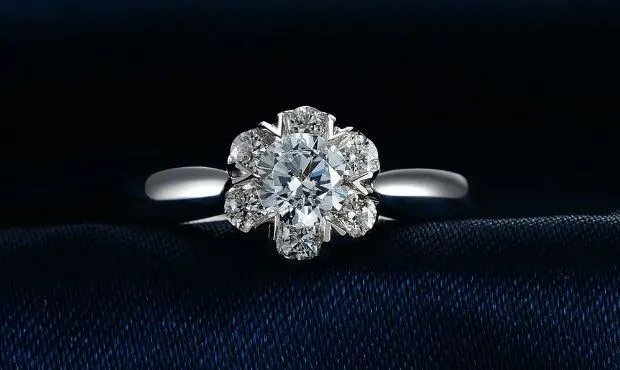 女孩子左手中指戴戒指什么意思 10个手指戴戒指分别代表什么