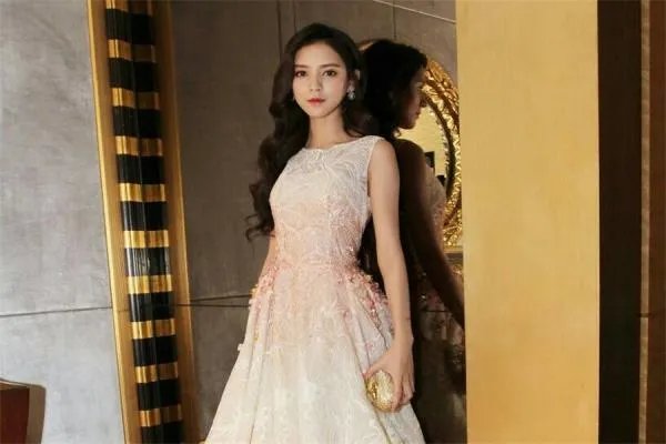 本来以为张予曦已经够美了,和妈妈同框被惊叹,妈妈的颜值到底多高?