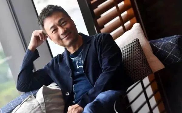 老戏骨黎耀祥牵手老婆游上海，为何却没有一人围观？