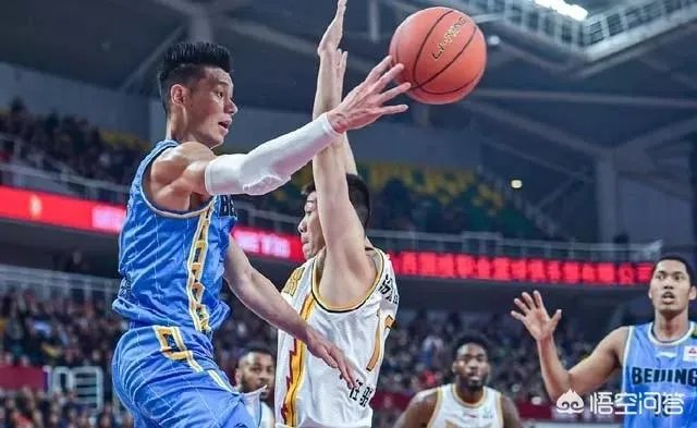 首钢和山西男篮的常规赛中，林书豪被外援富兰克林所撞到，翟晓川上前出头，你怎么看？