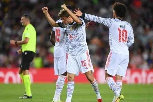 足球比赛腰斩什么意思 足球比赛是否可以用手触球