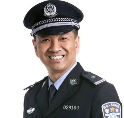 《伙头军客栈》中佟铁钢扮演者是谁？