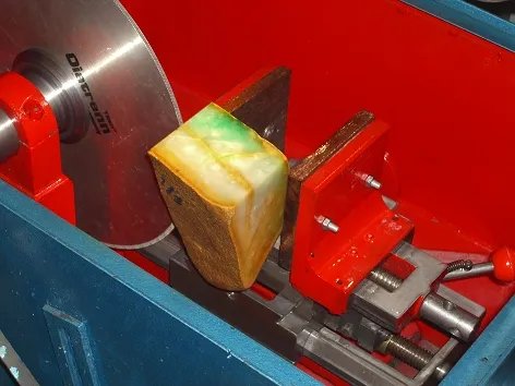 图解价值千万的翡翠毛料切片过程